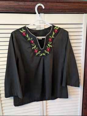 Vintage Embroidered V-Neck Women's Top with Floral Trim